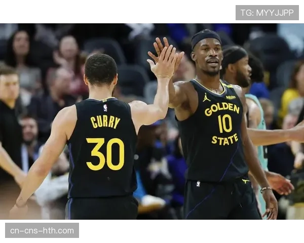 特写:库里在主场命中生涯第4000记三分球,比赛暂停接受欢呼 特写:库里在主场命中生涯第4000记三分球,比赛暂停接受欢呼